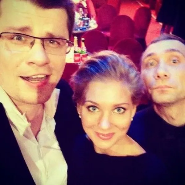 Гарик Харламов с Кристиной Асмус и коллегой