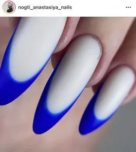 синий французский маникюр с миндальной формой ногтей