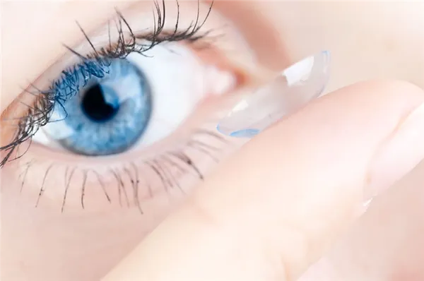 Крепление контактных линз на роговицу глаза