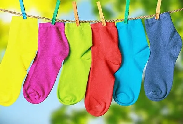 Цветные носки на сушке