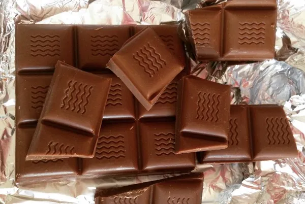 Молочный шоколад не сможет полностью устранить жжение, но намного облегчит страдания / Фото: tfa.org.ua