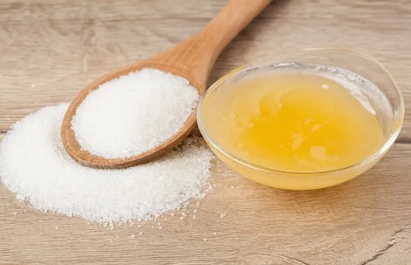 Сахароза, содержащаяся в меде и сахаре, впитает жгучие перечные масла