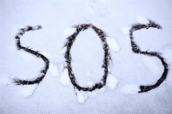 На снегу можно нарисовать сигнал SOS при помощи золы от прогоревшего костра