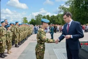 Юрий Шалабаев вручил удостоверения парашютистов участникам лагеря «Хочу стать десантником»