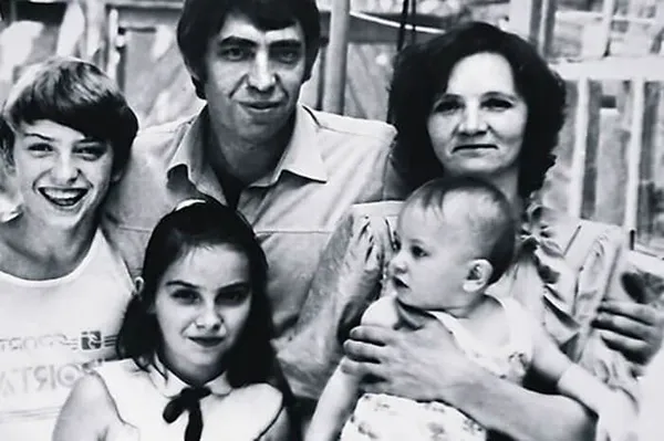 Павел Прилучный в детстве с семьей
