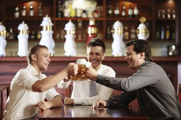 Компания мужчин в баре