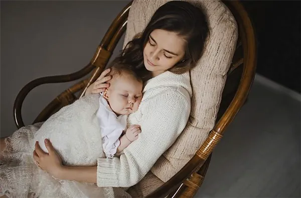Младенец уснул на груди у мамы
