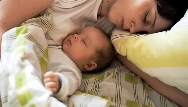 Мама с младенцем уснули в кровати