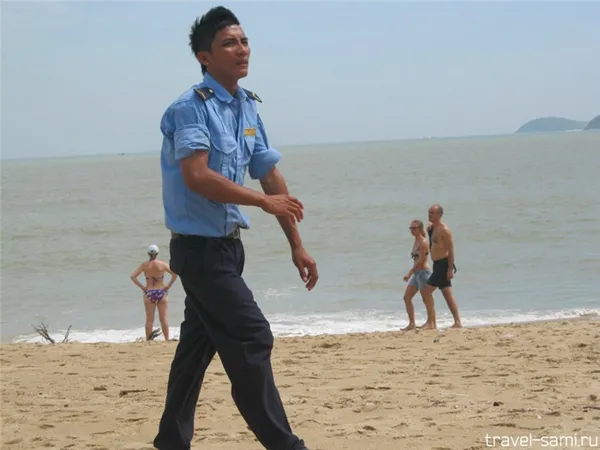 Охранник на пляже в Нячанге