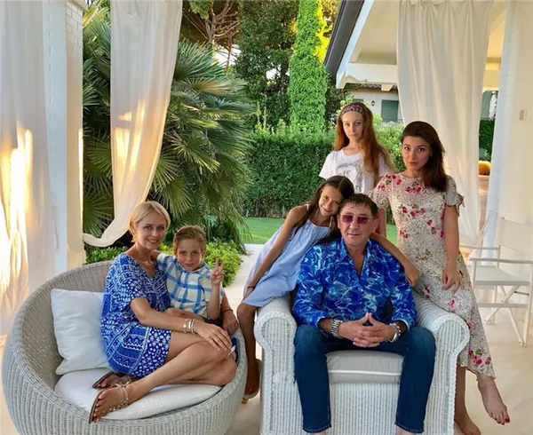 Григорий с Анной, сыном Иваном, дочерьми Николь и Евой и дочкой от первого брака Ингой. Фото: twitter.com