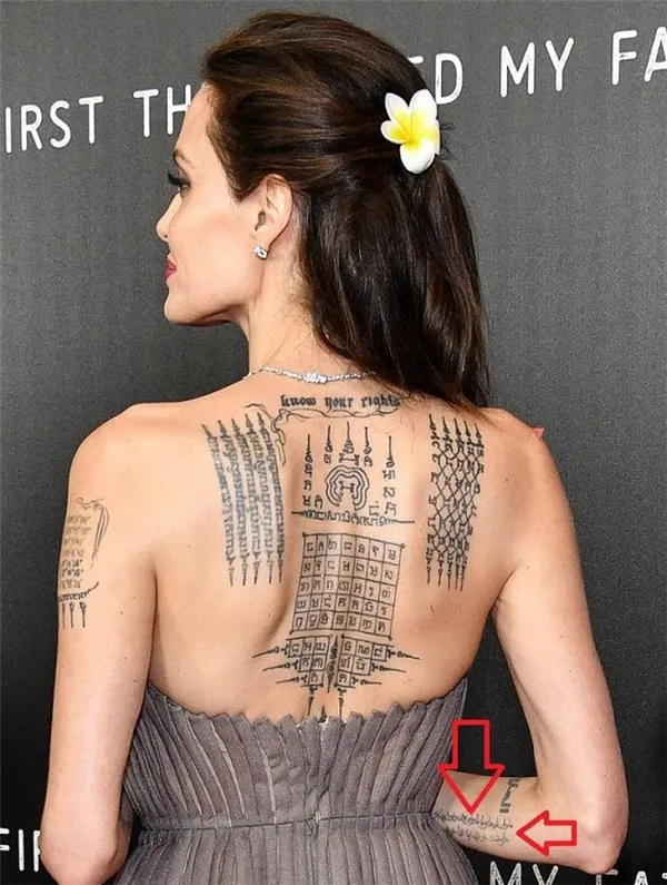 Что представляет из себя татуировка на плече левой руки анджелины джоли 8