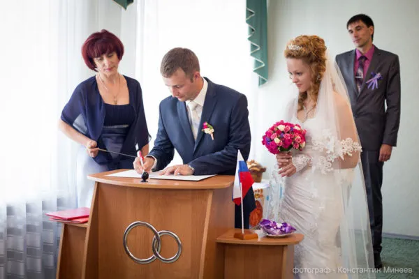 Какой подписью расписываться в загсе невесте в день свадьбы 2