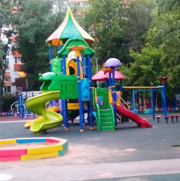 Одна из самых обычных дворовых детских площадок