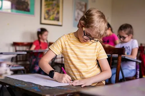 Аутист в школе учится сосредотачиваться