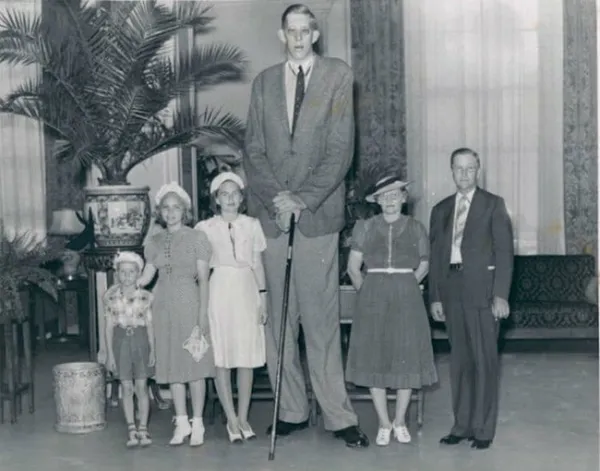 Какой рост был у самого высокого человека в мире? (6 фото)