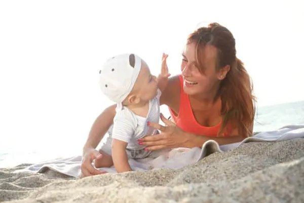 Мама с маленьким сыночком на пляже