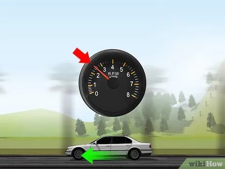 Шаг 1: Определите по тахометру, когда пора повышать передачу.