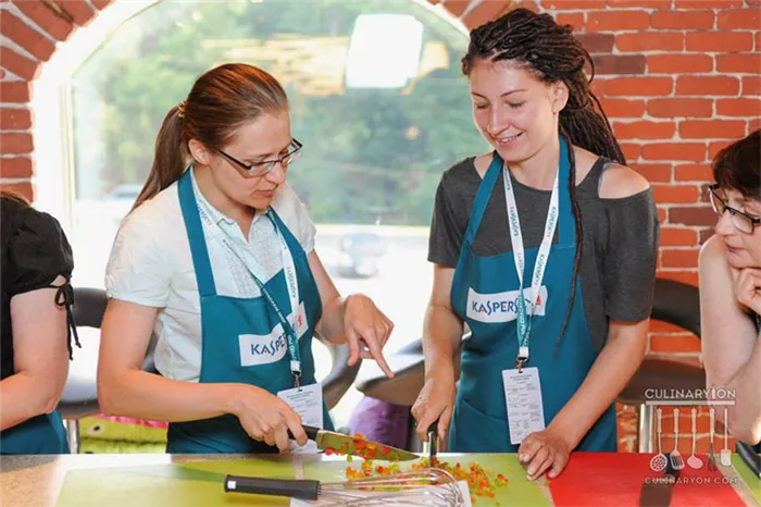 Мастер-класс по итальянской кухне в студии Culinaryon в Москве в 2014 году. Я нарезаю цукаты для семифредо — это традиционный итальянский десерт, фактически мороженое с наполнителями